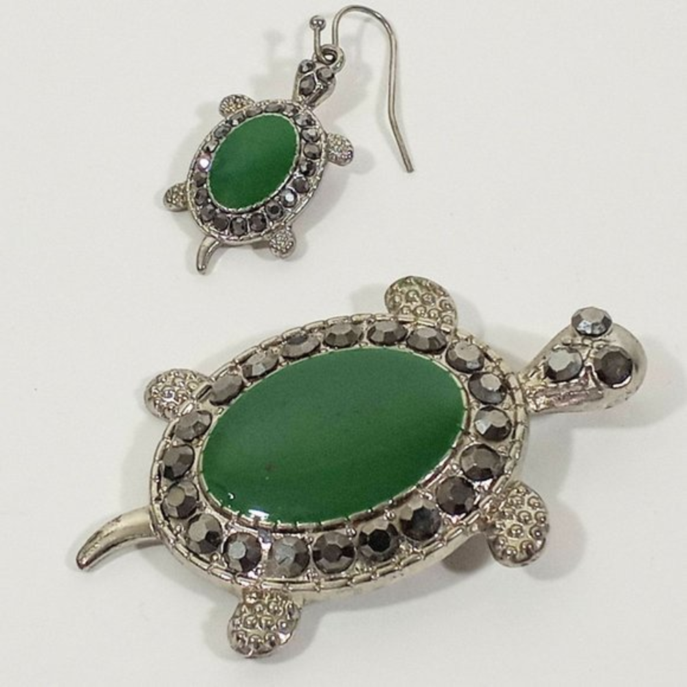 Elegant Turtle Pendant With Matching Earring   MUST SEE‎   E04